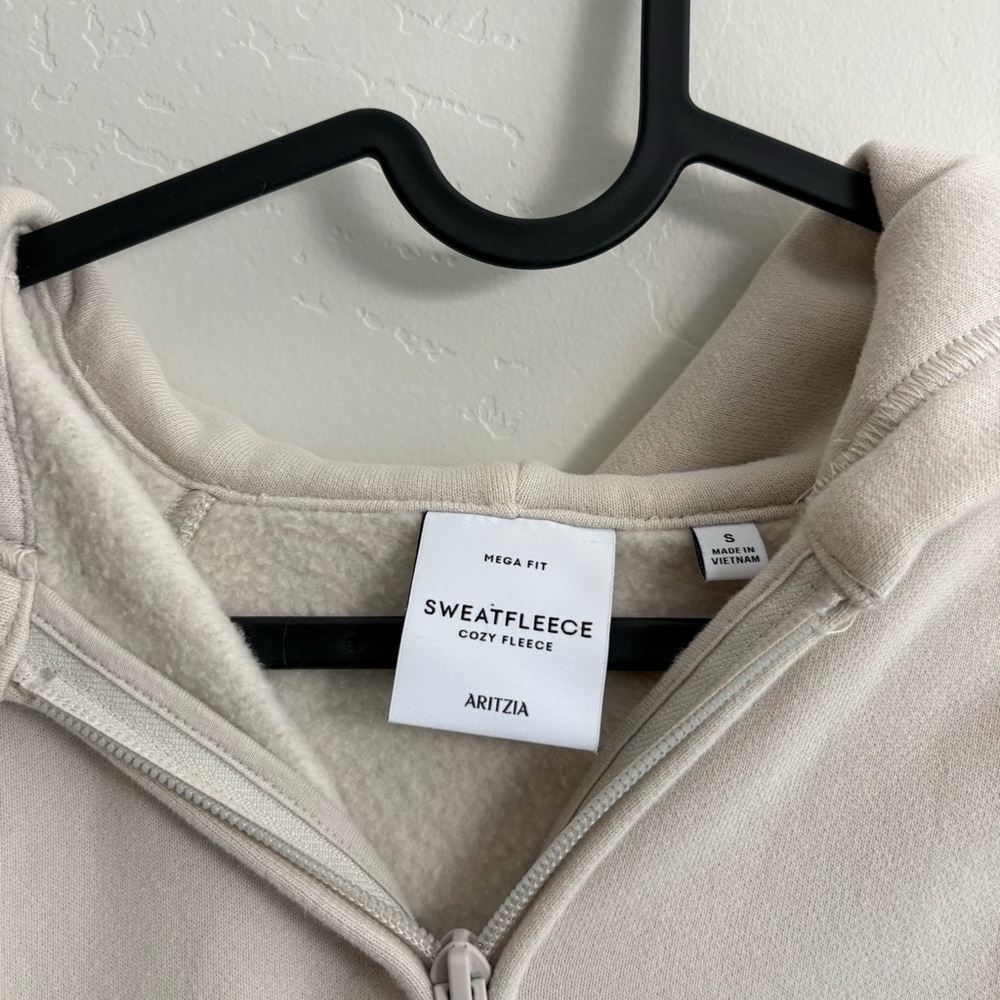 Aritzia Cozy Fleece Mega Raglan Zip Hoodie cream
Size S - Picture 6 of 9